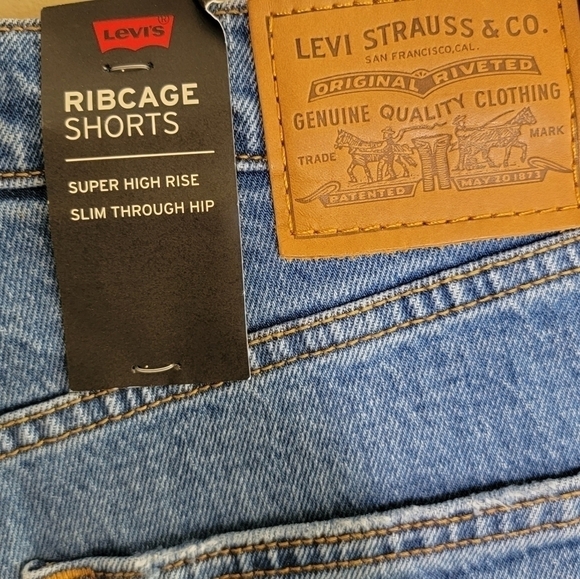NWT Levi's | Super High Rise Frayed Hem Ribcage Shorts Size 29 - Picture 2 of 5